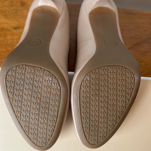 Michael Kors Tan Presley Pumps - Picture 5 of 7